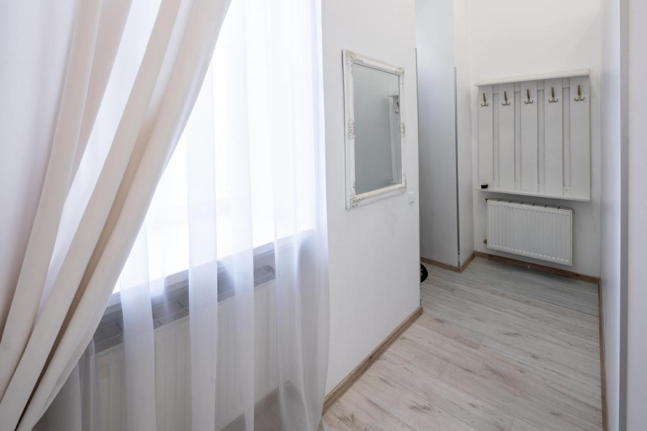 Bv Apartments Black And White Lviv Ngoại thất bức ảnh
