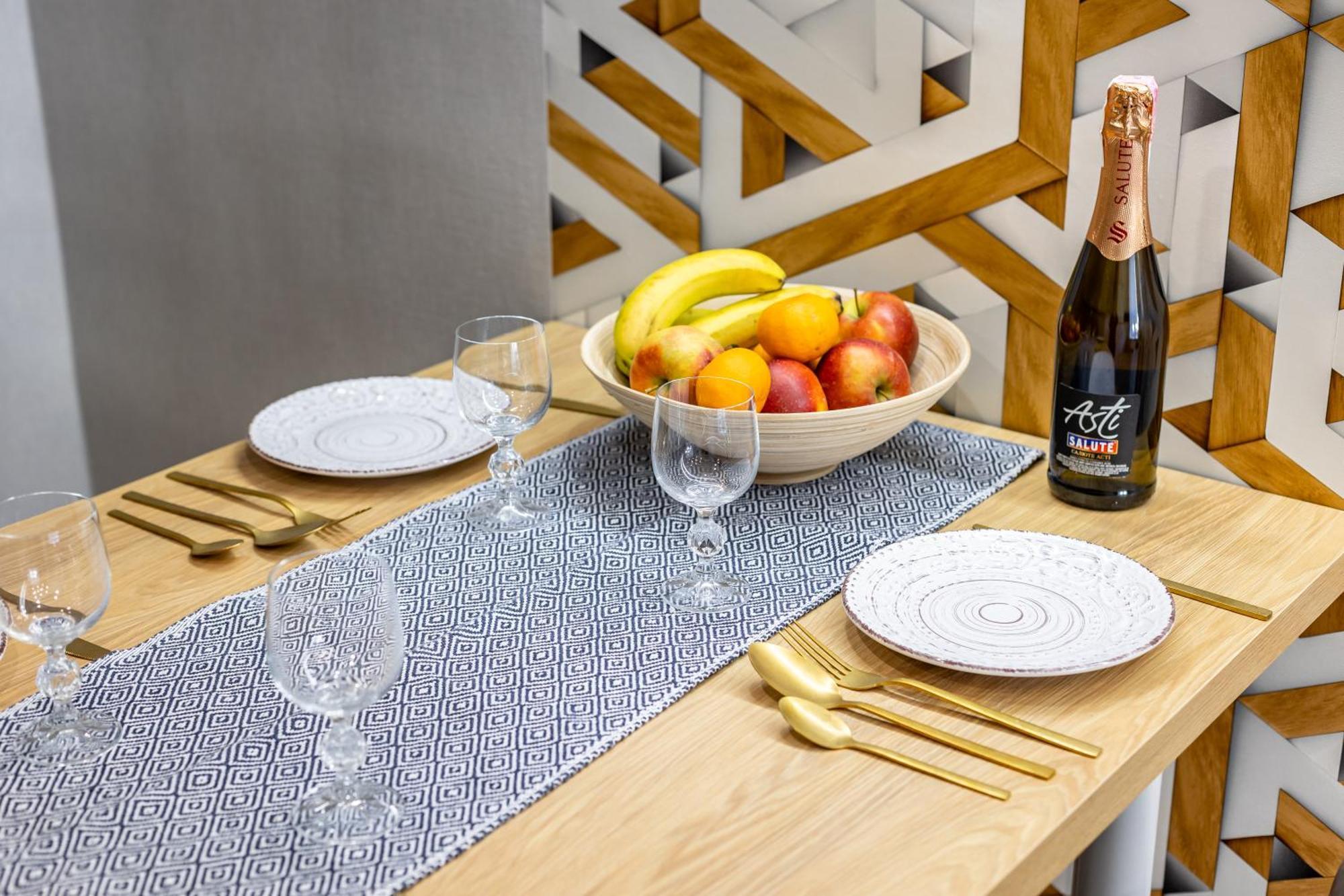 Bv Apartments Black And White Lviv Ngoại thất bức ảnh
