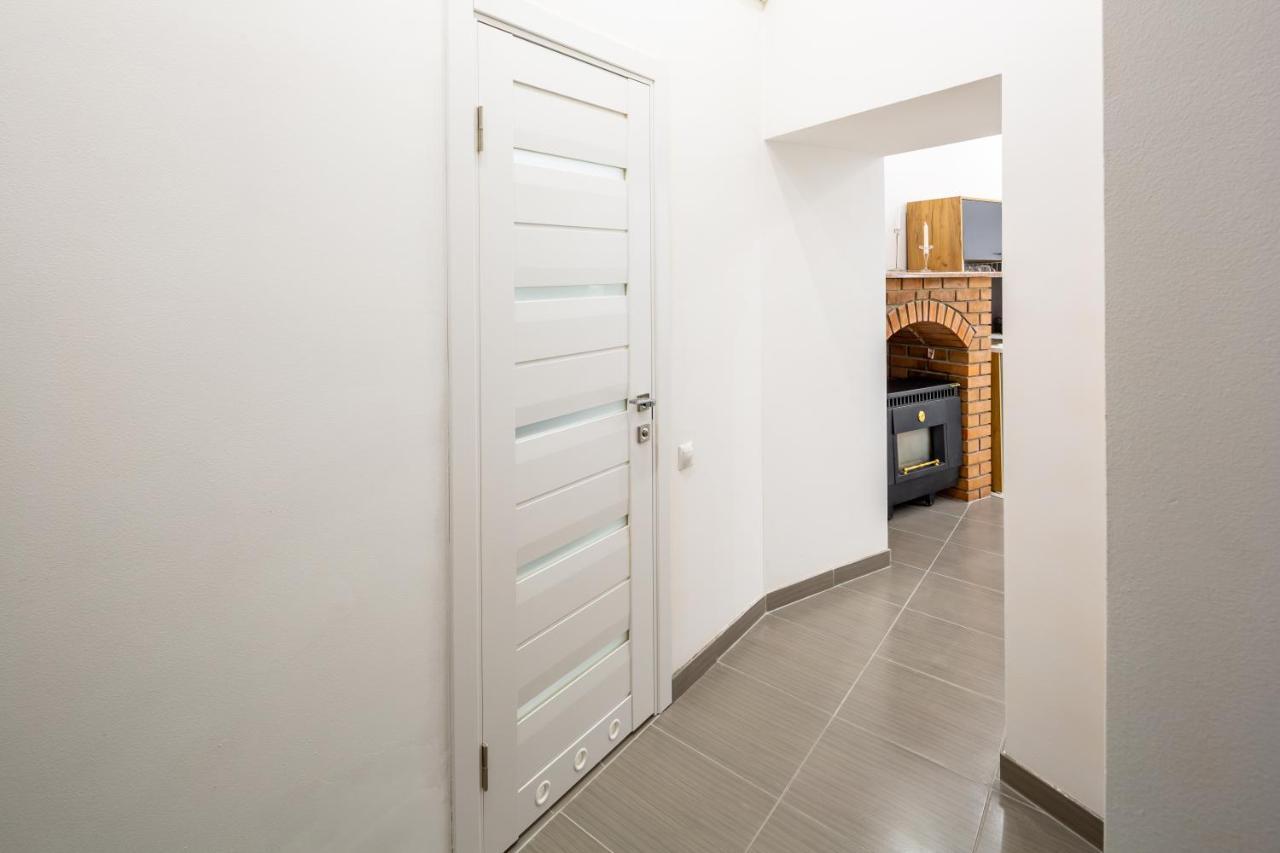 Bv Apartments Black And White Lviv Ngoại thất bức ảnh